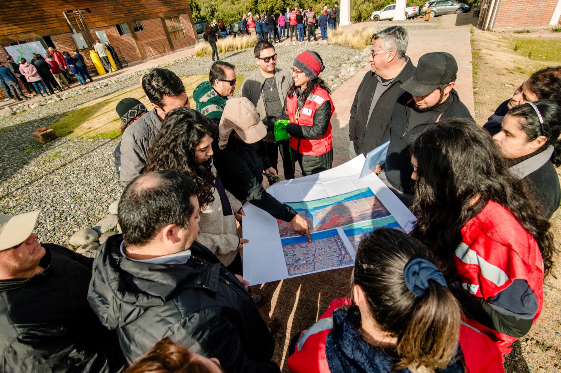 Voluntarios planificando en terreno con mapas
