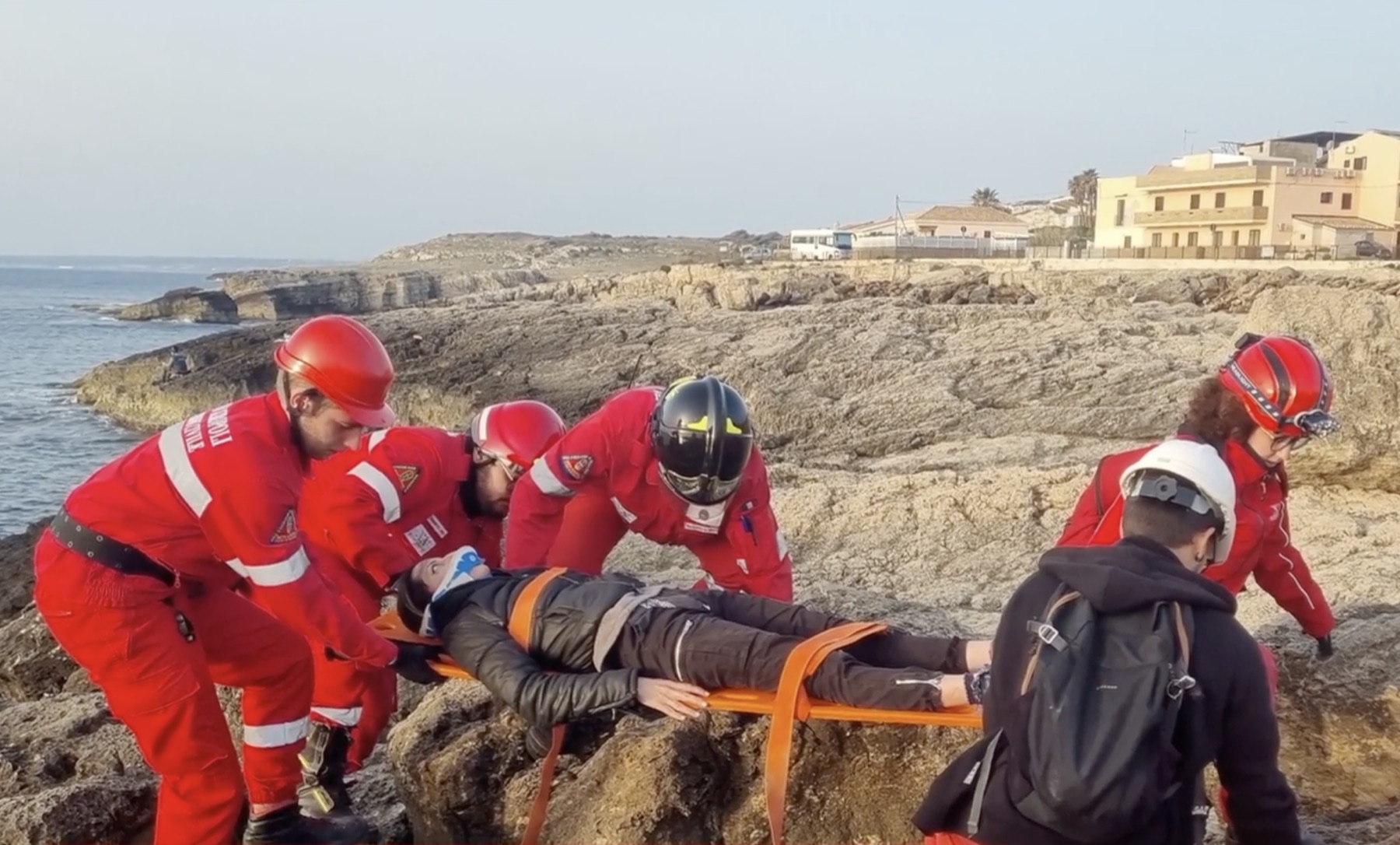Rescate en costa rocosa