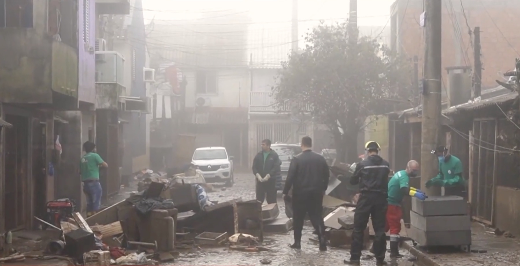 Remoción de escombros en barrio
